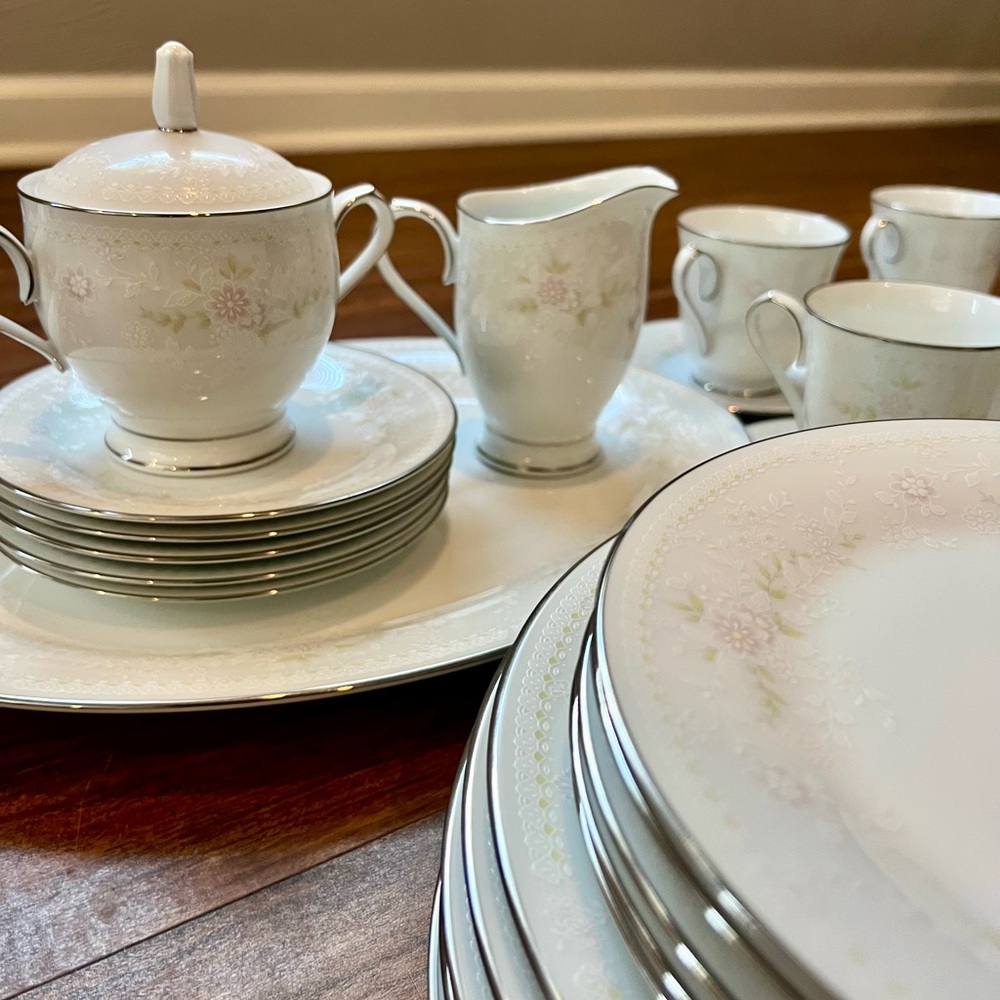Noritake 2752 Temptations Set